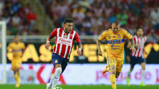 Alexis Vega en Chivas vs Tigres